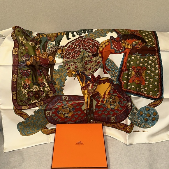 Hermes Collection Scarf EUC Smoke free environment ! - Picture 9 of 10